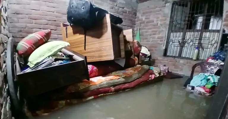 বসতঘরে ঢুকেছে বৃষ্টির পানি